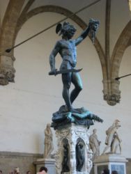 Persée tenant la tête de Méduse, Loggia des Lanzi, Piazza della Signoria