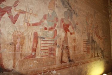 Abydos, Horus offre la crosse et le fléau au pharaon