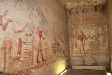 Abydos,Horus remet les insignes royaux à Sethi I, accompagné d'Isis