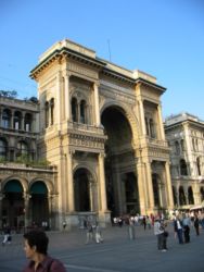 Arche de triomphe marquant l'entrée de la Galleria Victor Emmanuel II