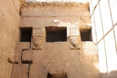 Dendera, chapelle haute avec têtes d'Hathor