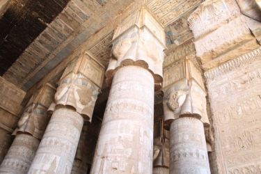 Dendera, la salle hypostyle avec les chapiteaux en forme de tête d'Hathor