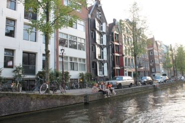 Immeubles anciens et modernes à Amsterdam