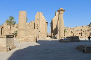 Karnak, double colonnade entre 1er et 2è pylône cour