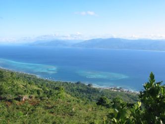 La côte nord-ouest d'Haïti, vue de l'île de la Tortue
