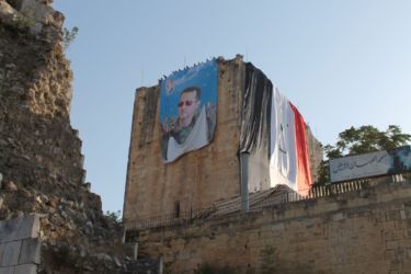Le Castel Blanc tapissé du portrait de Bachar el Assad