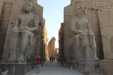 Louxor, entrée avec les 2 colosses de Ramsès II