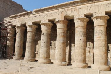 Medinet Habou, portique sud de la 1ère cour, à colonnes papyriformes