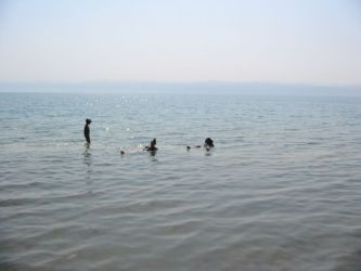 Personnes flottant sur la Mer Morte