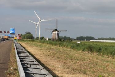 Tradition et modernité (moulin à vent et éolienne)