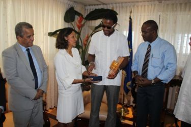 L'ambassadeur cubain et José Sotomayor avec Ary Chalus et Marie-Luce Penchard