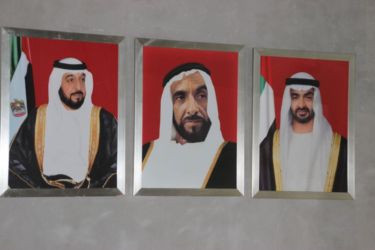 gàd, Khalifa ben Zayed Al Nahyane (émir AD), Zayed ben Sultan Al Nahyane (père), Mohammed ben Zayed Al Nahyane (prince héritier)