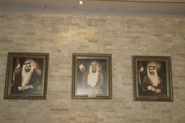 gàd Mohammed bin Rachid Al Maktoum (émir de Dubaï), Khalifa ben Zayed (émir Abu Dhabi), Hamdan ben Mohammed Al Maktoum (héritier Abu Dhabi)