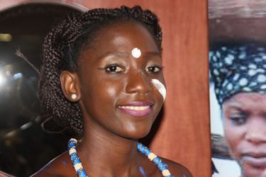 Jeune fille parée pour les fêtes Adjoukrou